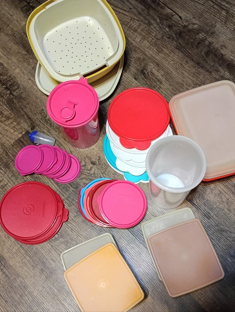TUPPERWARE!! Misc Tupperware Lids Bowls Containers *Price is for everything USED